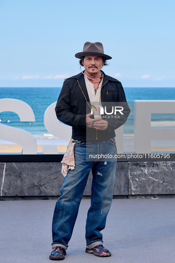 Johnny Depp attends the photocall of ''Modi, Three Days on the Wing of Madness'' during the 72nd San Sebastian International Film Festival i...