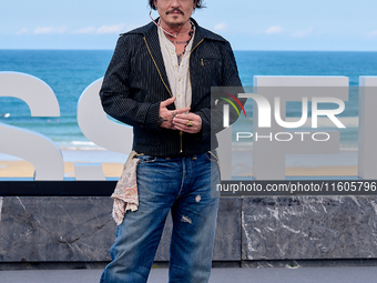 Johnny Depp attends the photocall of ''Modi, Three Days on the Wing of Madness'' during the 72nd San Sebastian International Film Festival i...