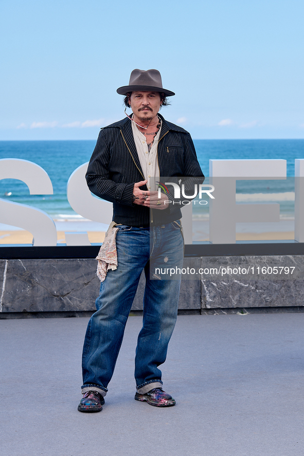 Johnny Depp attends the photocall of ''Modi, Three Days on the Wing of Madness'' during the 72nd San Sebastian International Film Festival i...