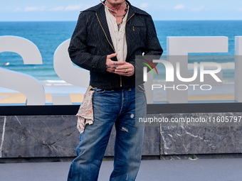 Johnny Depp attends the photocall of ''Modi, Three Days on the Wing of Madness'' during the 72nd San Sebastian International Film Festival i...