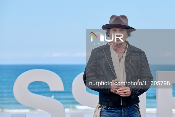 Johnny Depp attends the photocall of ''Modi, Three Days on the Wing of Madness'' during the 72nd San Sebastian International Film Festival i...