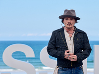 Johnny Depp attends the photocall of ''Modi, Three Days on the Wing of Madness'' during the 72nd San Sebastian International Film Festival i...