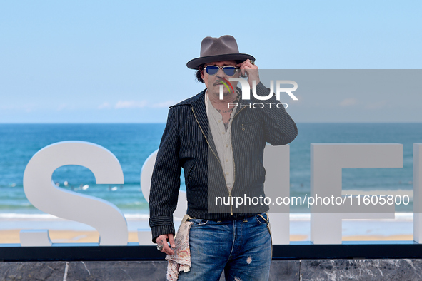 Johnny Depp attends the photocall of ''Modi, Three Days on the Wing of Madness'' during the 72nd San Sebastian International Film Festival i...