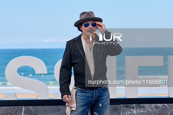 Johnny Depp attends the photocall of ''Modi, Three Days on the Wing of Madness'' during the 72nd San Sebastian International Film Festival i...