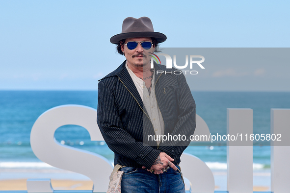 Johnny Depp attends the photocall of ''Modi, Three Days on the Wing of Madness'' during the 72nd San Sebastian International Film Festival i...