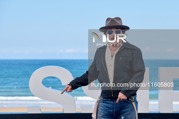 Johnny Depp attends the photocall of ''Modi, Three Days on the Wing of Madness'' during the 72nd San Sebastian International Film Festival i...