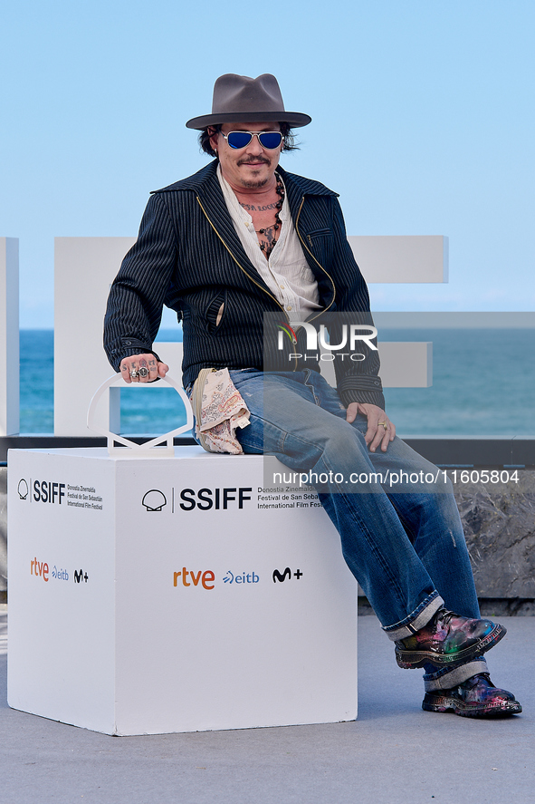 Johnny Depp attends the photocall of ''Modi, Three Days on the Wing of Madness'' during the 72nd San Sebastian International Film Festival i...