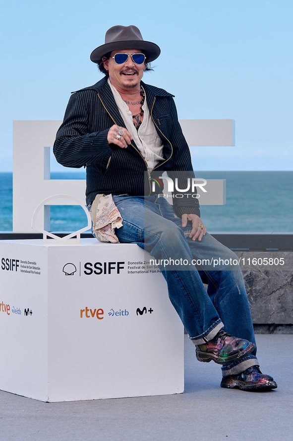 Johnny Depp attends the photocall of ''Modi, Three Days on the Wing of Madness'' during the 72nd San Sebastian International Film Festival i...