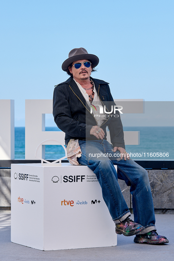 Johnny Depp attends the photocall of ''Modi, Three Days on the Wing of Madness'' during the 72nd San Sebastian International Film Festival i...