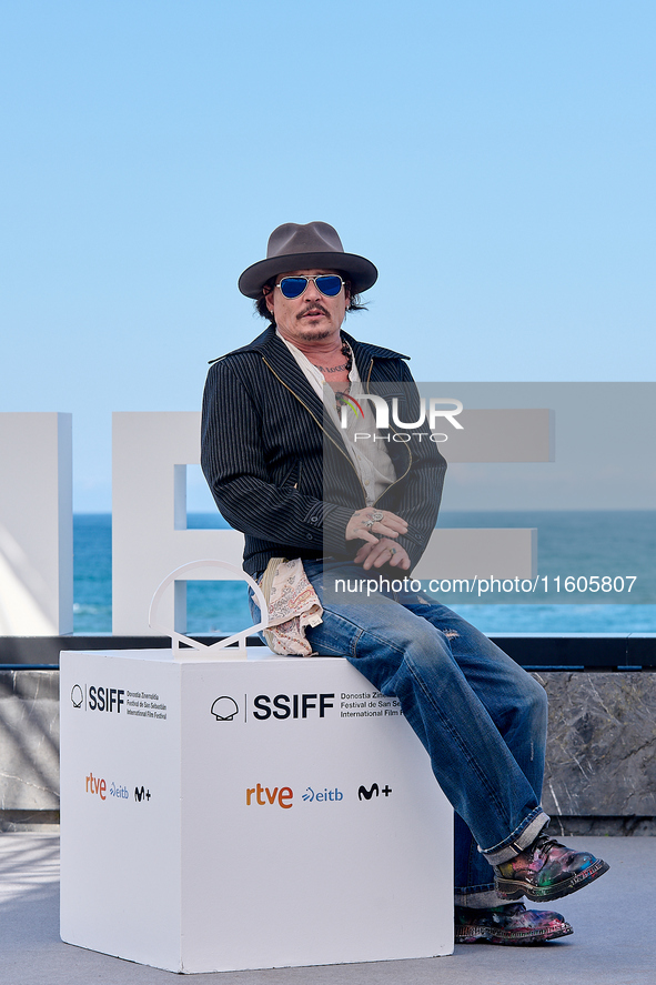 Johnny Depp attends the photocall of ''Modi, Three Days on the Wing of Madness'' during the 72nd San Sebastian International Film Festival i...