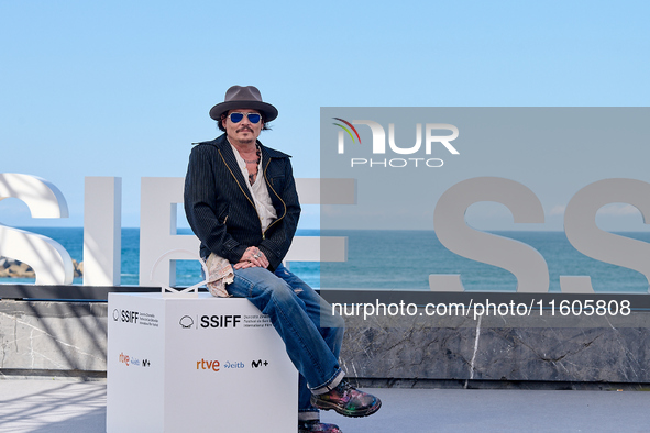 Johnny Depp attends the photocall of ''Modi, Three Days on the Wing of Madness'' during the 72nd San Sebastian International Film Festival i...