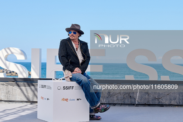 Johnny Depp attends the photocall of ''Modi, Three Days on the Wing of Madness'' during the 72nd San Sebastian International Film Festival i...