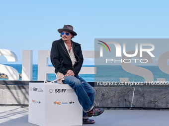 Johnny Depp attends the photocall of ''Modi, Three Days on the Wing of Madness'' during the 72nd San Sebastian International Film Festival i...