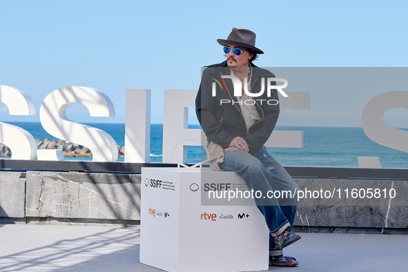 Johnny Depp attends the photocall of ''Modi, Three Days on the Wing of Madness'' during the 72nd San Sebastian International Film Festival i...