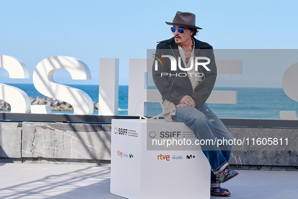 Johnny Depp attends the photocall of ''Modi, Three Days on the Wing of Madness'' during the 72nd San Sebastian International Film Festival i...