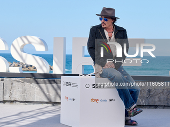 Johnny Depp attends the photocall of ''Modi, Three Days on the Wing of Madness'' during the 72nd San Sebastian International Film Festival i...