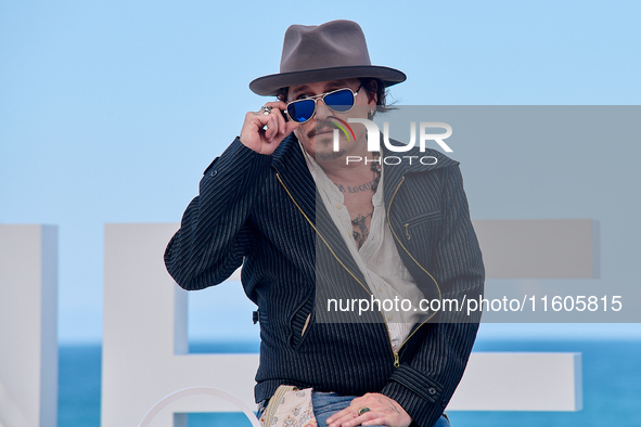 Johnny Depp attends the photocall of ''Modi, Three Days on the Wing of Madness'' during the 72nd San Sebastian International Film Festival i...