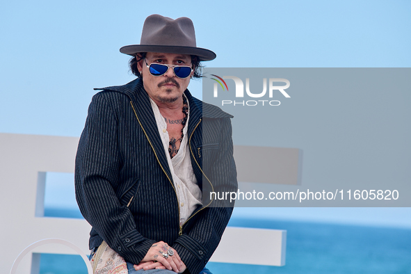 Johnny Depp attends the photocall of ''Modi, Three Days on the Wing of Madness'' during the 72nd San Sebastian International Film Festival i...