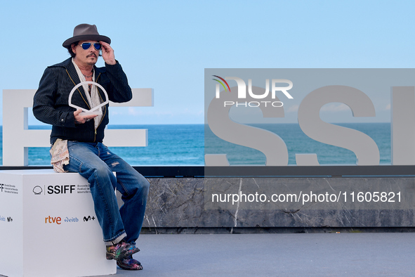 Johnny Depp attends the photocall of ''Modi, Three Days on the Wing of Madness'' during the 72nd San Sebastian International Film Festival i...