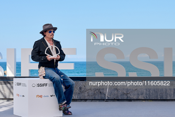 Johnny Depp attends the photocall of ''Modi, Three Days on the Wing of Madness'' during the 72nd San Sebastian International Film Festival i...