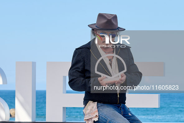 Johnny Depp attends the photocall of ''Modi, Three Days on the Wing of Madness'' during the 72nd San Sebastian International Film Festival i...