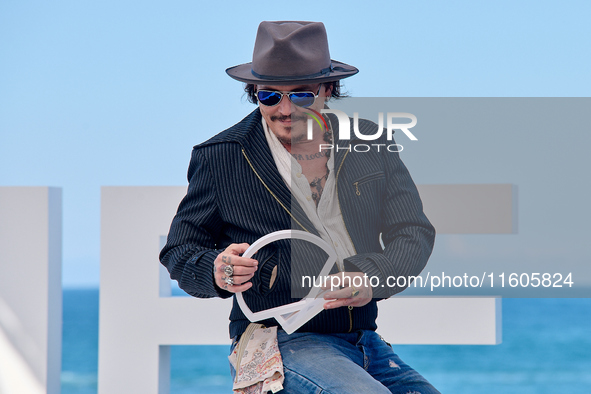 Johnny Depp attends the photocall of ''Modi, Three Days on the Wing of Madness'' during the 72nd San Sebastian International Film Festival i...