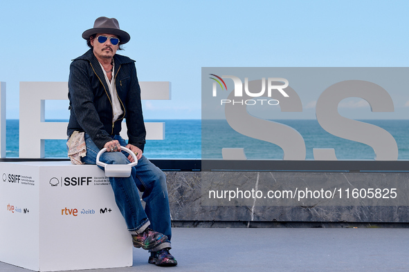 Johnny Depp attends the photocall of ''Modi, Three Days on the Wing of Madness'' during the 72nd San Sebastian International Film Festival i...