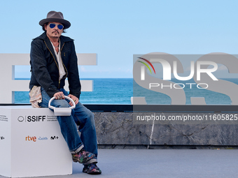 Johnny Depp attends the photocall of ''Modi, Three Days on the Wing of Madness'' during the 72nd San Sebastian International Film Festival i...