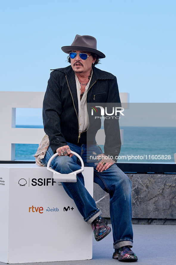 Johnny Depp attends the photocall of ''Modi, Three Days on the Wing of Madness'' during the 72nd San Sebastian International Film Festival i...