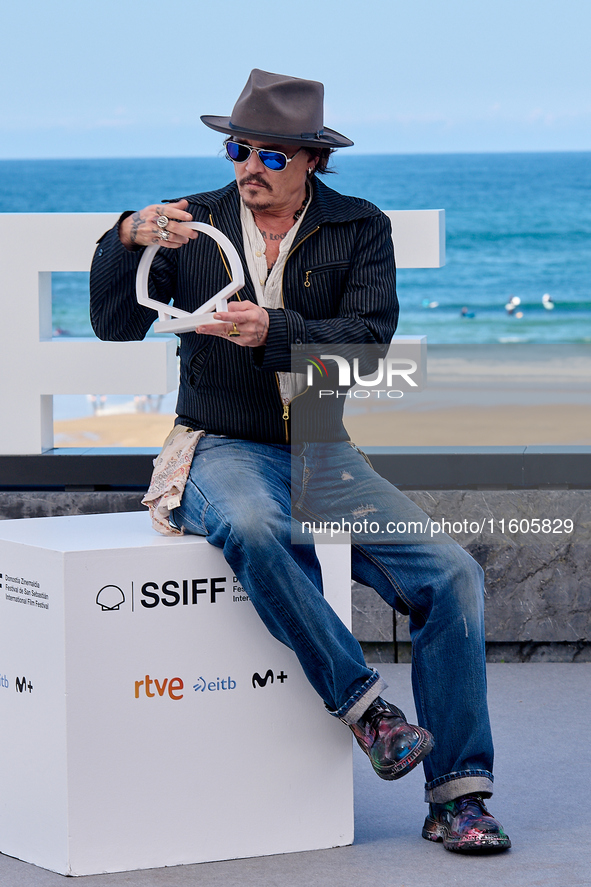 Johnny Depp attends the photocall of ''Modi, Three Days on the Wing of Madness'' during the 72nd San Sebastian International Film Festival i...