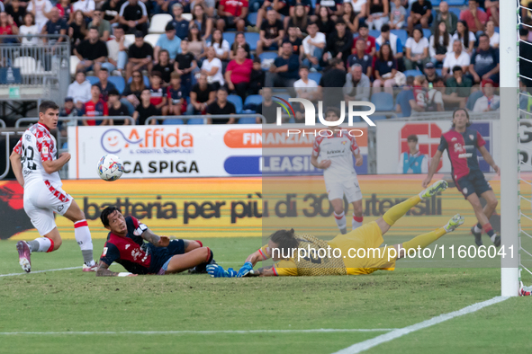 Gianluca Lapadula (#9 Cagliari Calcio) and Saro (US Cremonese) during the Italy Cup Frecciarossa match between Cagliari Calcio and US Cremon...