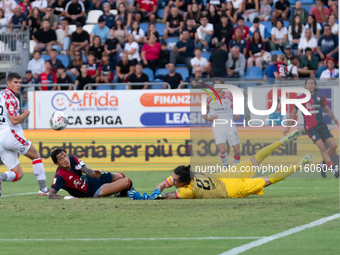 Gianluca Lapadula (#9 Cagliari Calcio) and Saro (US Cremonese) during the Italy Cup Frecciarossa match between Cagliari Calcio and US Cremon...