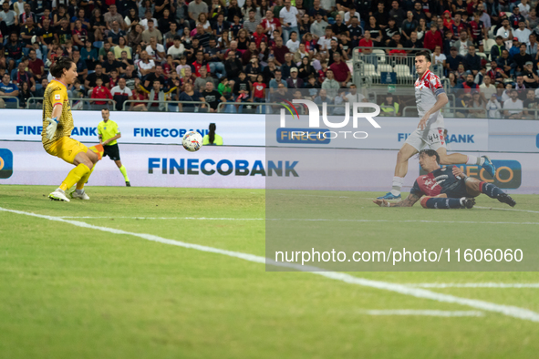 Gianluca Lapadula (#9 Cagliari Calcio) scores a goal during the Italy Cup Frecciarossa match between Cagliari Calcio and US Cremonese in Ita...