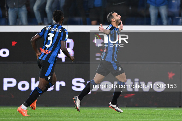 Davide Zappacosta of Atalanta BC celebrates after a goal during the Italian Serie A football match between Atalanta BC and Calcio Como in Be...