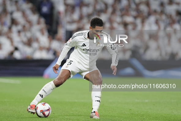 Jude Bellingham of Real Madrid controls the ball during the La Liga 2024/25 match between Real Madrid and Alaves at Santiago Bernabeu Stadiu...