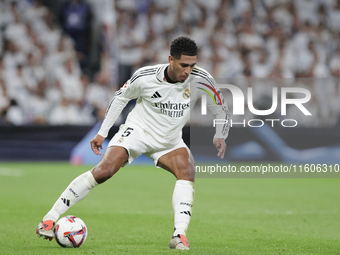 Jude Bellingham of Real Madrid controls the ball during the La Liga 2024/25 match between Real Madrid and Alaves at Santiago Bernabeu Stadiu...