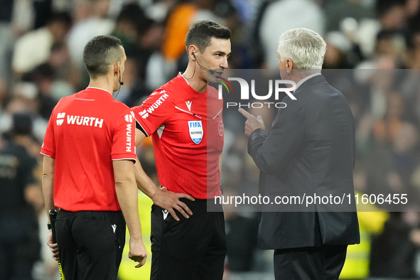 Carlo Ancelotti head coach of Real Madrid Alejandro Muñiz Ruiz after the La Liga match between Real Madrid CF and Deportivo Alavés at Estadi...