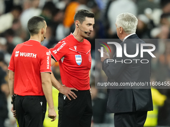 Carlo Ancelotti head coach of Real Madrid Alejandro Muñiz Ruiz after the La Liga match between Real Madrid CF and Deportivo Alavés at Estadi...