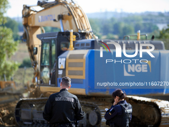 Atosca continues its work at the 'Verger' ZAD under gendarmerie protection. For the fifth day, Gendarmerie and CNAMO try to dislodge 'Ecureu...