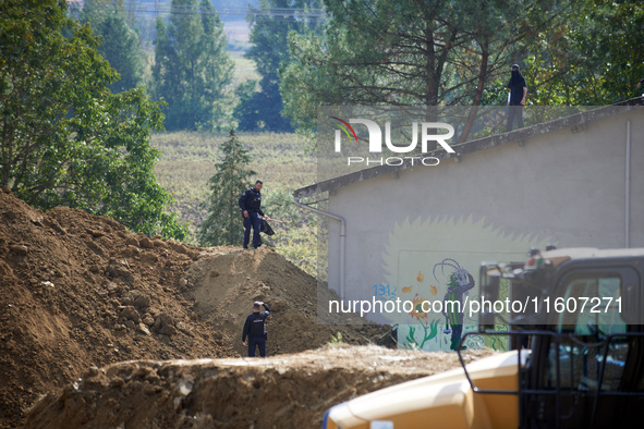 Atosca buries the 'Verger' house under soil, and Gendarmes pick a Zadist flag from the 'bats'. For the 5th day, Gendarmerie and CNAMO try to...