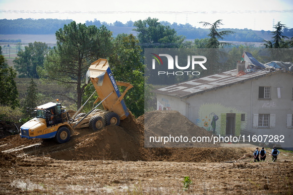 Atosca buries the 'Verger' house under soil even though bats remain on the roof, putting their lives in danger if the house crumbles under t...