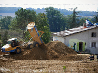 Atosca buries the 'Verger' house under soil even though bats remain on the roof, putting their lives in danger if the house crumbles under t...