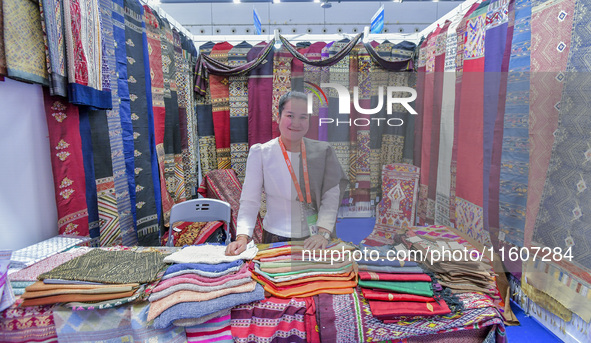 Visitors view Indonesian textile products at the 21st China-Asean Expo in Nanning, China, on September 25, 2024. 