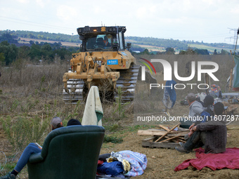 Atosca begins construction work near opponents at the 'Verger' ZAD. For the 5th day, Gendarmerie and CNAMO try to dislodge 'Ecureuils' (i.e....