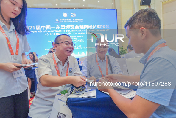 Businessmen exchange views at the 21st China-Asean Expo in Nanning, China, on September 25, 2024. 