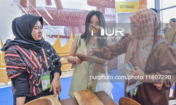 Visitors view Indonesian handicrafts at the 21st China-Asean Expo in Nanning, China, on September 25, 2024. 