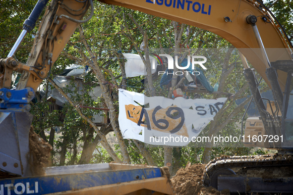 Atosca continues its construction and demolition work as squirrels still stand in the trees at the 'Verger' ZAD. For the 5th day, Gendarmeri...