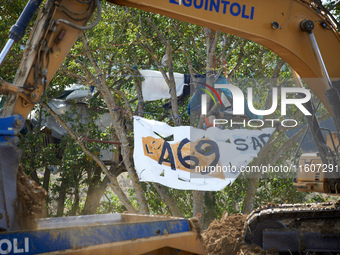 Atosca continues its construction and demolition work as squirrels still stand in the trees at the 'Verger' ZAD. For the 5th day, Gendarmeri...