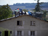 Bats are on the roof of the Verger house. For the fifth day, Gendarmerie and CNAMO try to dislodge squirrels from the trees they occupy at t...