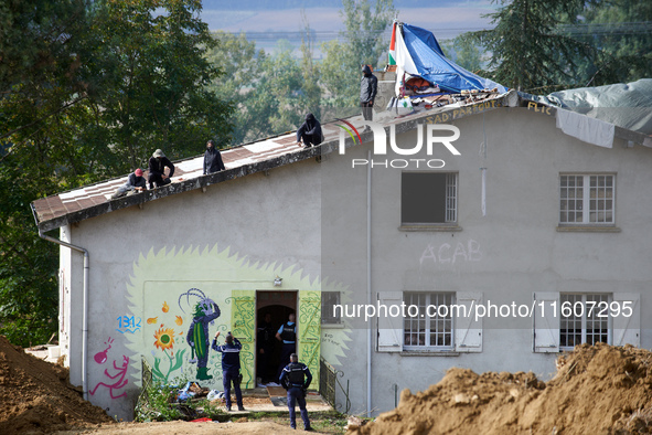 Bats are on the roof, and Gendarmes negotiate while Atosca buries the house under soil. For the fifth day, the Gendarmerie and CNAMO try to...